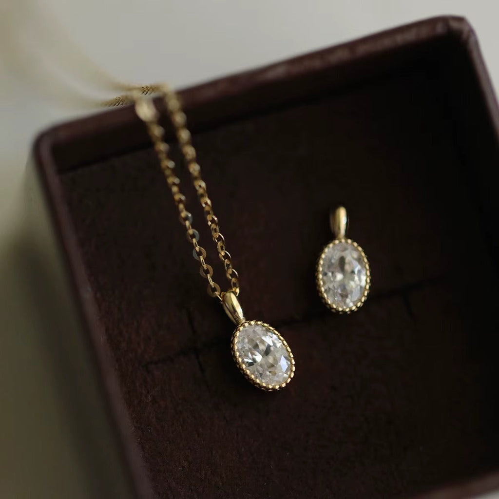 Calabasas Oval Crystal Pendant Necklace