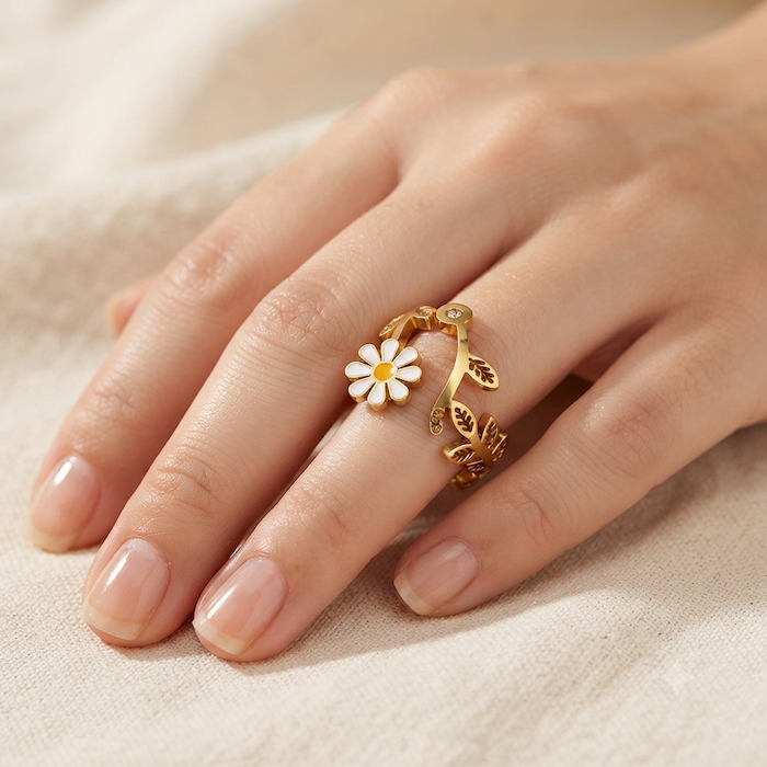 Leona White Daisy Ring | Waterproof 18K Gold