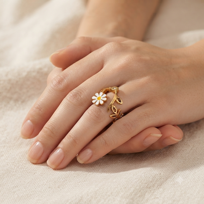 Leona White Daisy Ring | Waterproof 18K Gold