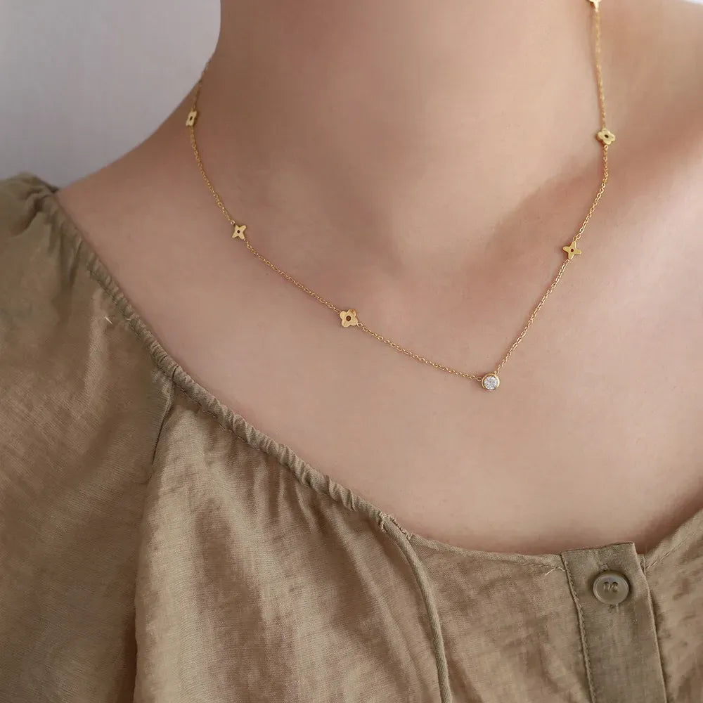 Amaris Clover & Solitaire Necklace | Waterproof 18k Gold