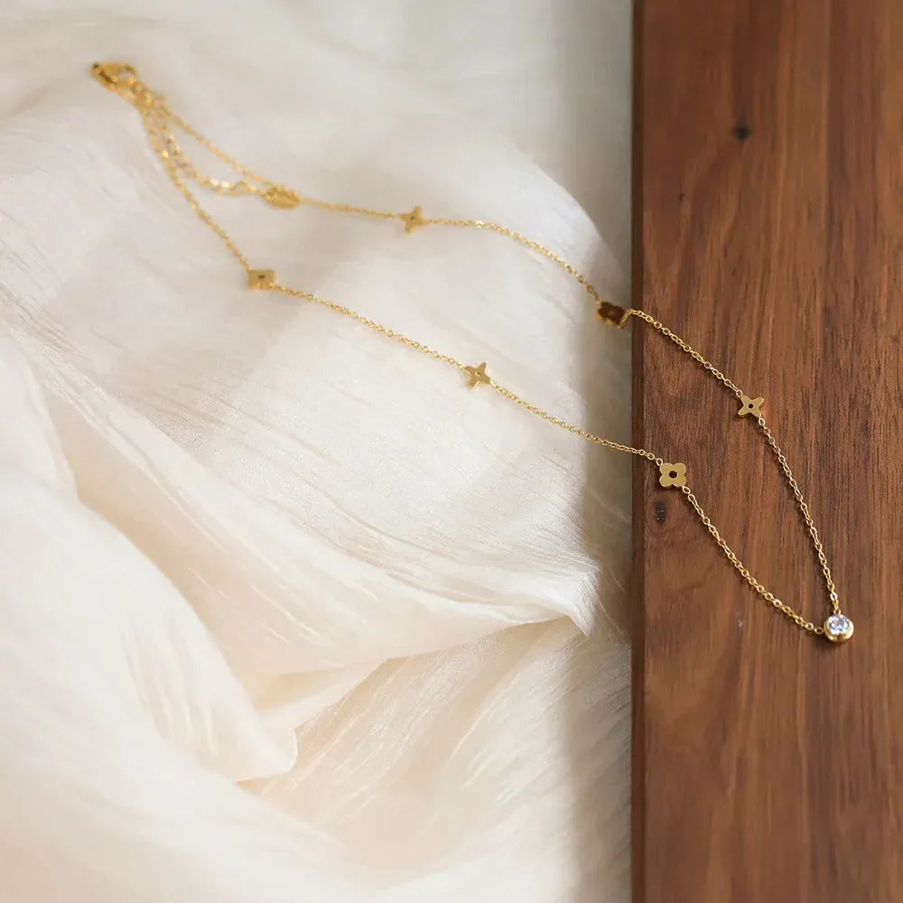 Amaris Clover & Solitaire Necklace | Waterproof 18k Gold