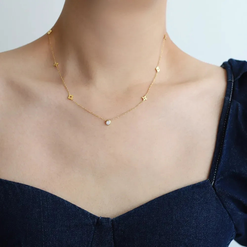 Amaris Clover & Solitaire Necklace | Waterproof 18k Gold
